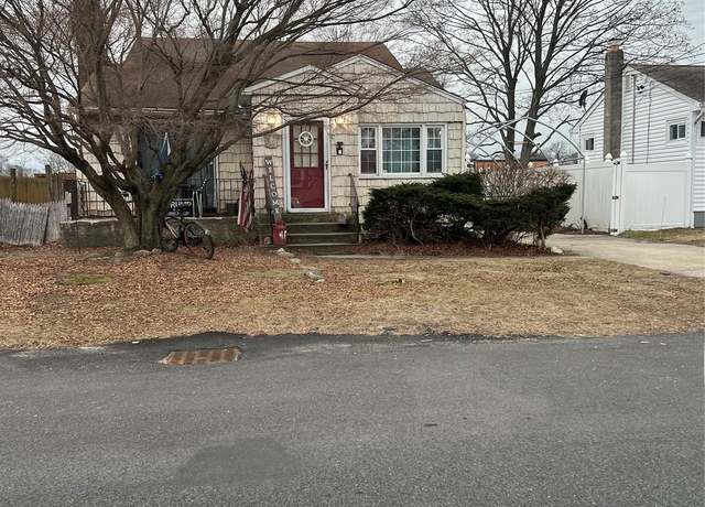 Property at 417 N Monroe Ave, Lindenhurst, NY 11757, 3 beds, 1 bath