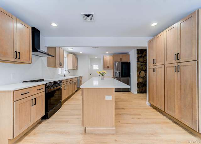 Property at 219 St Andrews Rd, Walden, NY 12586, 3 beds, 2.5 baths