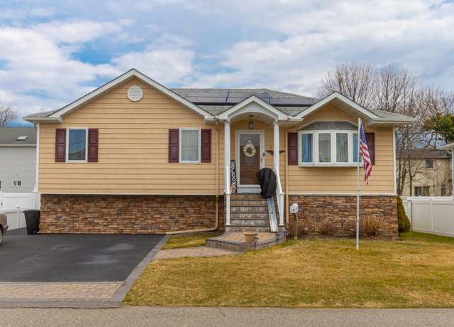 Property at 232 Linton Ave, Lindenhurst, NY 11757, 3 beds, 1 bath