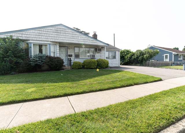 Property at 14 Lois Ln, Farmingdale, NY 11735, 3 beds, 1 bath