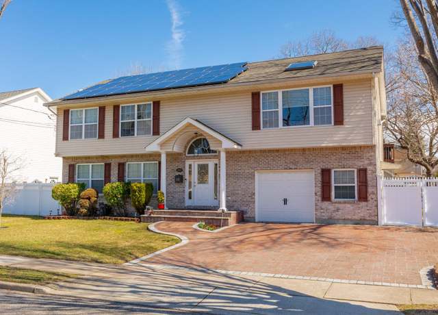 Property at 252 Grand Ave, Lindenhurst, NY 11757, 5 beds, 3 baths