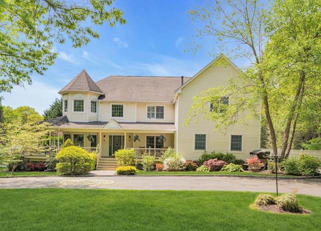 Property at 255 Seneca Ave, Dix Hills, NY 11746, 5 beds, 4 baths