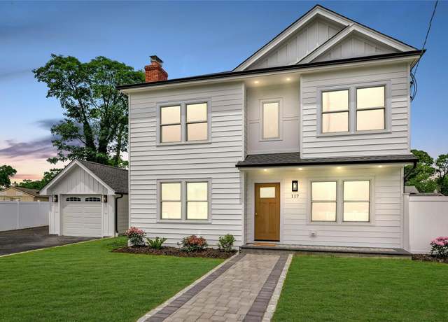 Property at 117 Portal Ct, Babylon, NY 11702, 4 beds, 2.5 baths