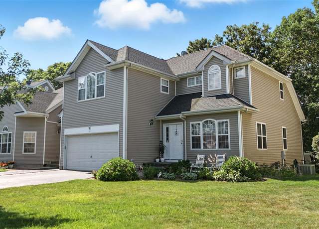 Property at 33 Sunflower Ridge Rd, South Setauket, NY 11720, 3 beds, 2.5 baths