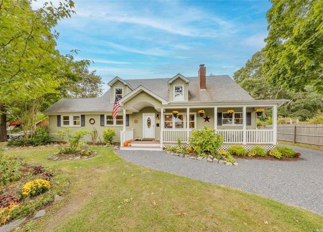 Property at 218 Oakwood Ave, Bayport, NY 11705, 5 beds, 3 baths