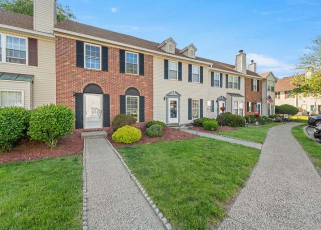 Property at 8 Moore Ln, Washingtonville, NY 10992, 2 beds, 2.5 baths