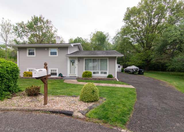 Property at 8 Crestwood Ct, Newburgh, NY 12550, 4 beds, 2 baths