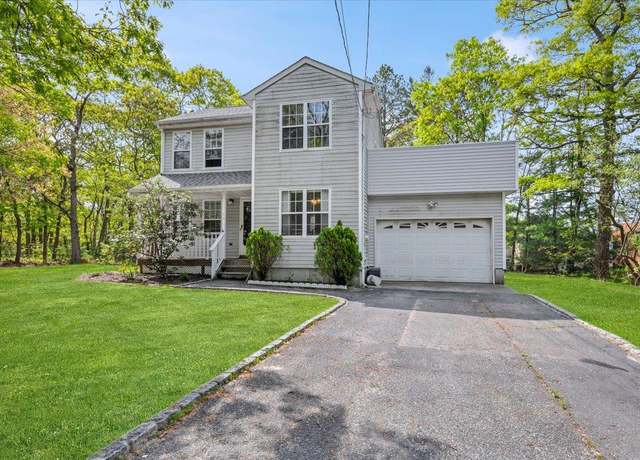 Property at 53 Shore Rd, Hampton Bays, NY 11946, 3 beds, 2.5 baths