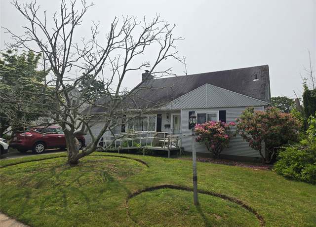 Property at 65 Birchfield Ave, Babylon, NY 11702, 3 beds, 1 bath