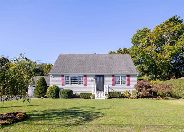 Property at 17 Circle Dr, Jamesport, NY 11947, 3 beds, 2 baths