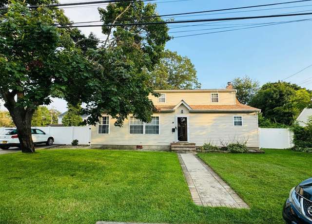 Property at 14 Bedell St, Lindenhurst, NY 11757, 5 beds, 3 baths