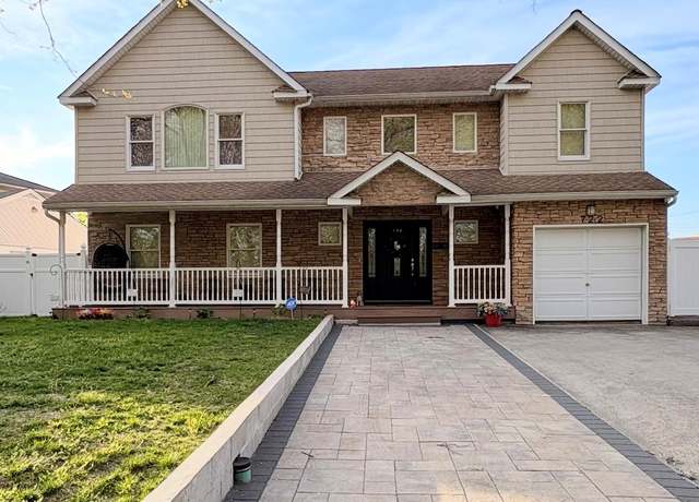 Property at 722 Palmetto Dr, Franklin Square, NY 11010, 4 beds, 2.5 baths