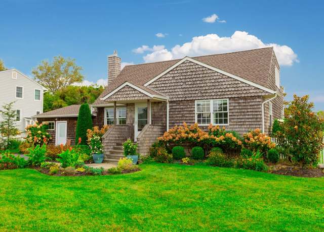 Property at 859 E Bay Dr, West Islip, NY 11795, 4 beds, 2 baths
