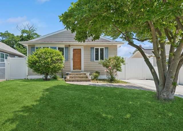 Property at 142 Coolidge Ave, Amity Harbor, NY 11701, 3 beds, 1.5 baths