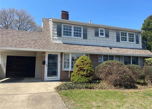 Property at 10 Grape Ln, Hicksville, NY 11801, 5 beds, 2 baths