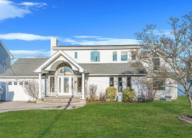 Property at 827 W Bay Dr, West Islip, NY 11795, 4 beds, 2 baths
