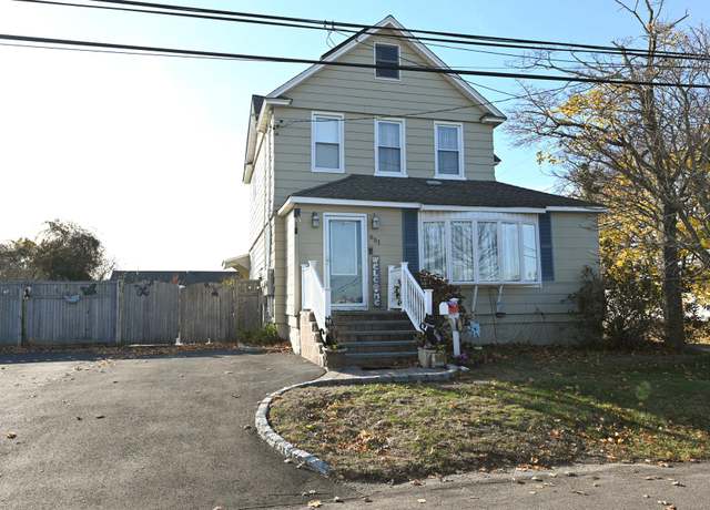 Property at 651 Madison Ave, Lindenhurst, NY 11757, 3 beds, 1.5 baths