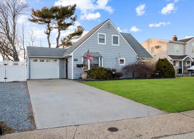 Property at 15 Elm Dr W, Levittown, NY 11756, 4 beds, 2 baths