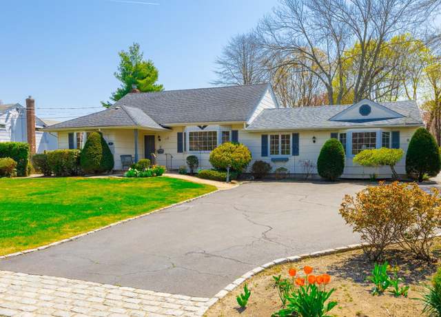 Property at 8 Flower Hill Ln, Bay Shore, NY 11706, 4 beds, 3 baths