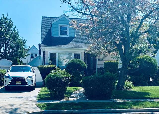 Property at 204 Beech St, Valley Stream, NY 11580, 4 beds, 1.5 baths