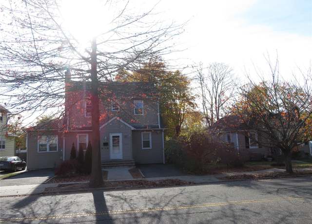 Property at 356 Brook Ave, Bay Shore, NY 11706, 3 beds, 1.5 baths