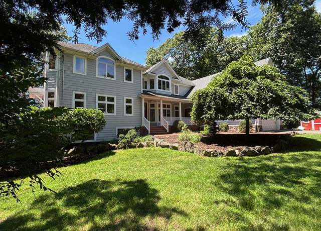 Property at 22 Flax Pond Woods Rd, East Setauket, NY 11733, 4 beds, 3.5 baths