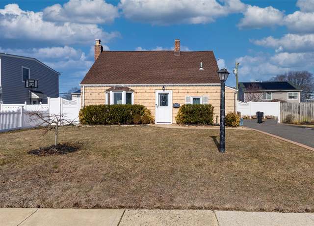 Property at 11 Peacock Ln, Levittown, NY 11756, 3 beds, 2 baths