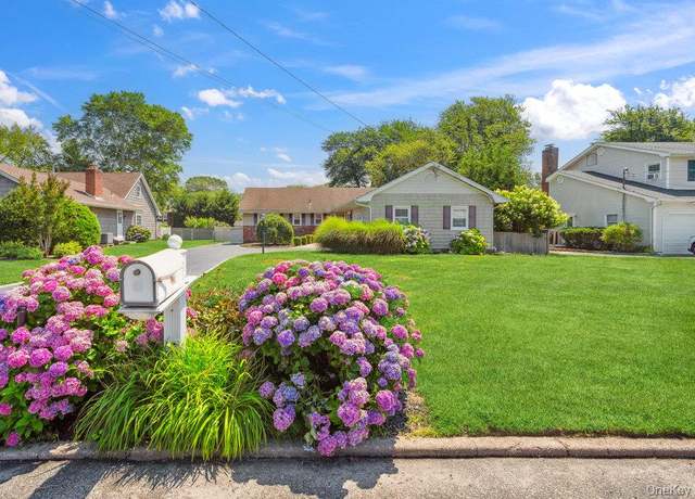 Property at 283 W Shore Rd, Oakdale, NY 11769, 3 beds, 2 baths