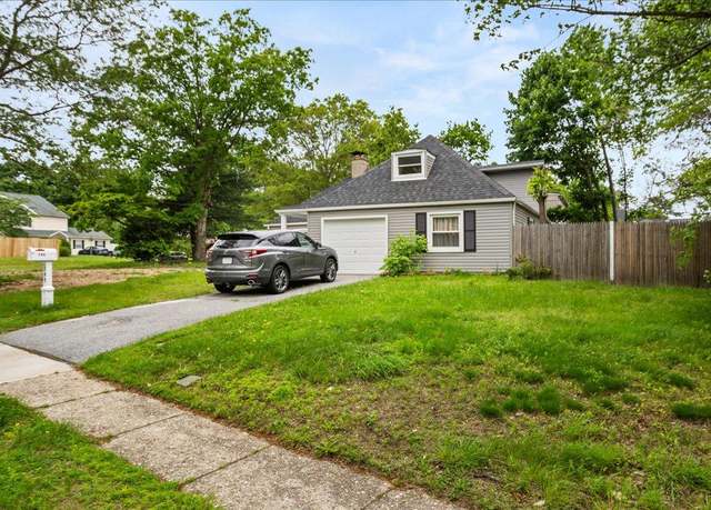 Property at 109 Silverleaf Ln, Islandia, NY 11749, 4 beds, 3 baths