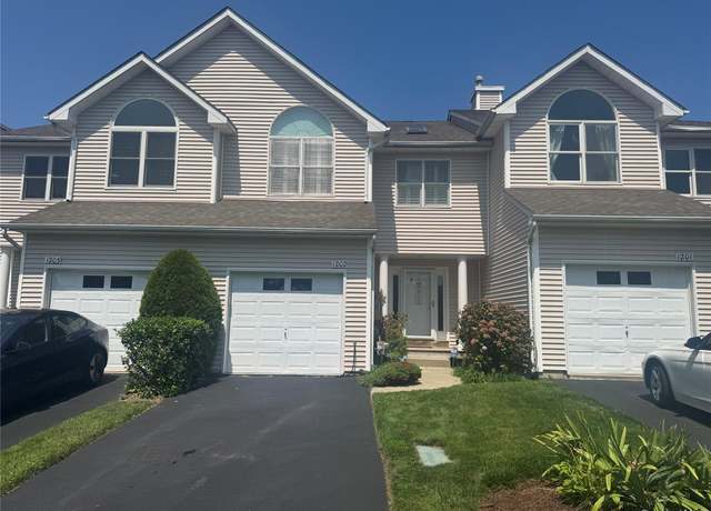 Property at 1202 Willow Pond Dr, Riverhead, NY 11901, 2 beds, 2.5 baths