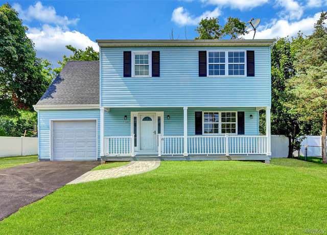 Property at 125 Smith St, Central Islip, NY 11722, 4 beds, 1.5 baths