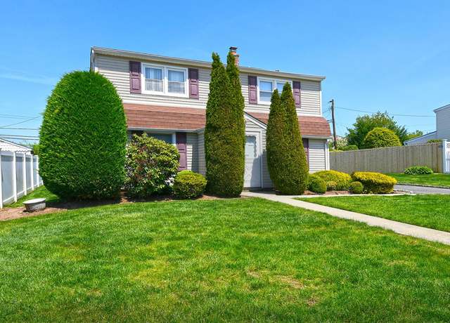 Property at 30 Castle Ln, Levittown, NY 11756, 3 beds, 1.5 baths