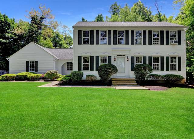 Property at 14 Wainscott Ln, East Setauket, NY 11733, 5 beds, 3 baths