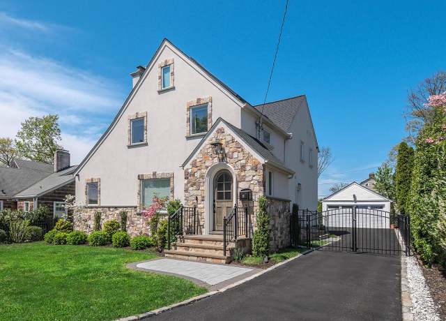 Property at 33 Mora Ct, Manhasset, NY 11030, 3 beds, 3.5 baths
