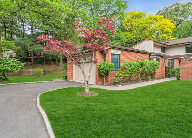 Property at 14 Nightingale Ct, Manhasset, NY 11030, 4 beds, 3.5 baths