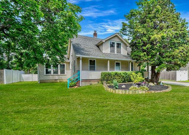 Property at 41 Oak St, Islip, NY 11751, 4 beds, 2 baths