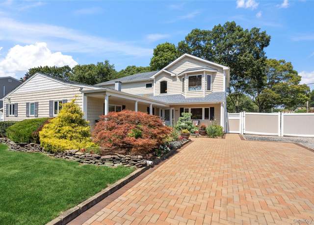 Property at 479 Garden St, West Islip, NY 11795, 6 beds, 5 baths