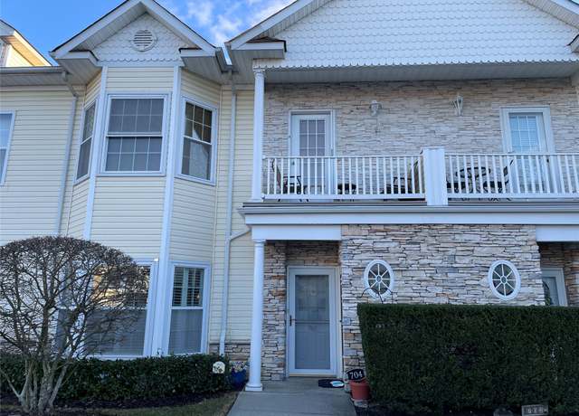Property at 704 Narragansett Villas Dr, Lindenhurst, NY 11757, 2 beds, 2 baths