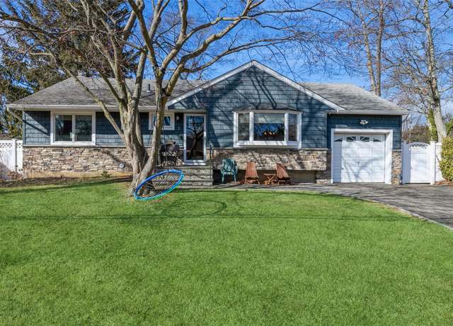 Property at 3 Larry Dr, Commack, NY 11725, 3 beds, 1.5 baths