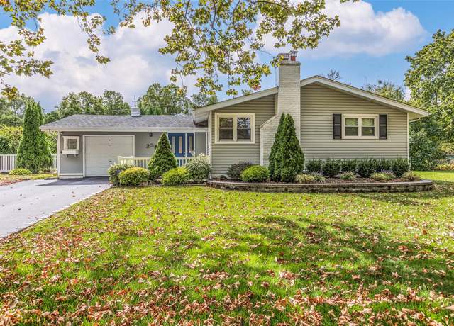 Property at 23 Pine Hill Ln, Dix Hills, NY 11746, 3 beds, 1 bath