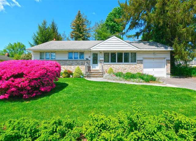 Property at 10 Lee Pl, Old Bethpage, NY 11804, 2 beds, 2 baths