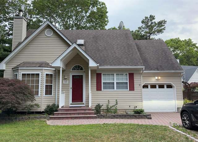 Property at 156 Horseblock Rd, Centereach, NY 11720, 3 beds, 3 baths