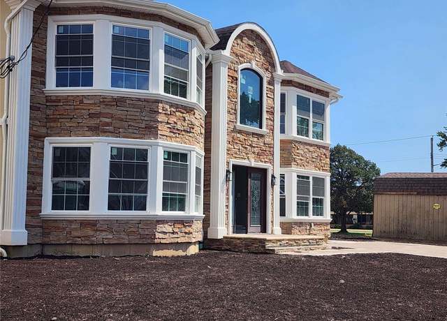Property at 270 S10th St, Lindenhurst, NY 11757, 5 beds, 4.5 baths