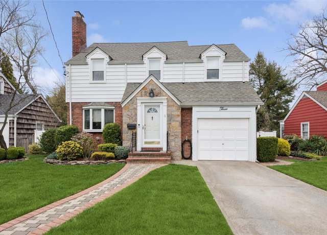 Property at 3 Alden Ct, Malverne, NY 11565, 3 beds, 1.5 baths