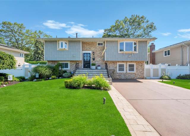 Property at 318 Claremont Ave, West Babylon, NY 11704, 4 beds, 3 baths