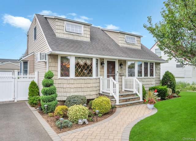 Property at 62 Vincent Rd, Hicksville, NY 11801, 4 beds, 2.5 baths