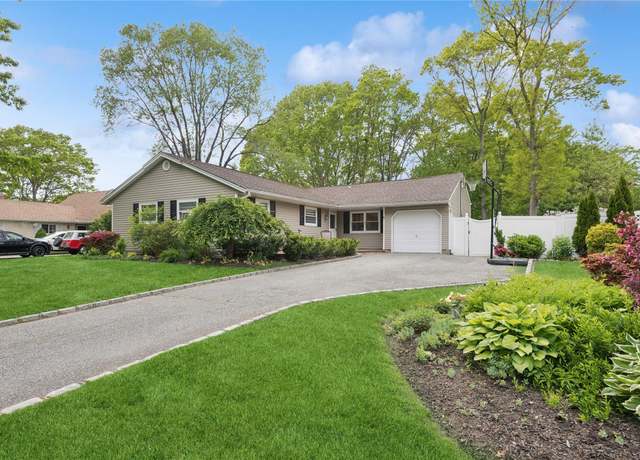 Property at 61 Lucille Dr, Sayville, NY 11782, 3 beds, 2 baths