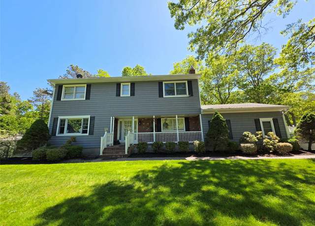 Property at 81 Anchor St, Riverhead, NY 11901, 4 beds, 3.5 baths