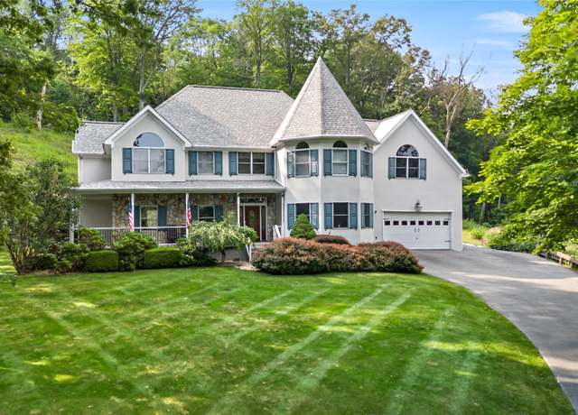 Property at 8 Hamlet Way, Hopewell Junction, NY 12533, 4 beds, 3.5 baths