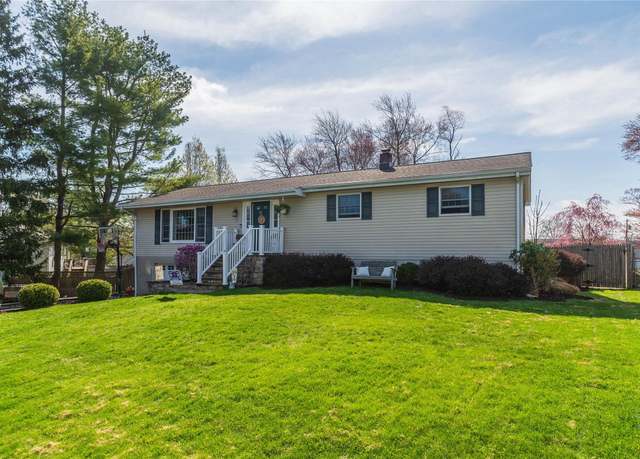Property at 13 Tulip Ln, Monroe, NY 10950, 3 beds, 2 baths